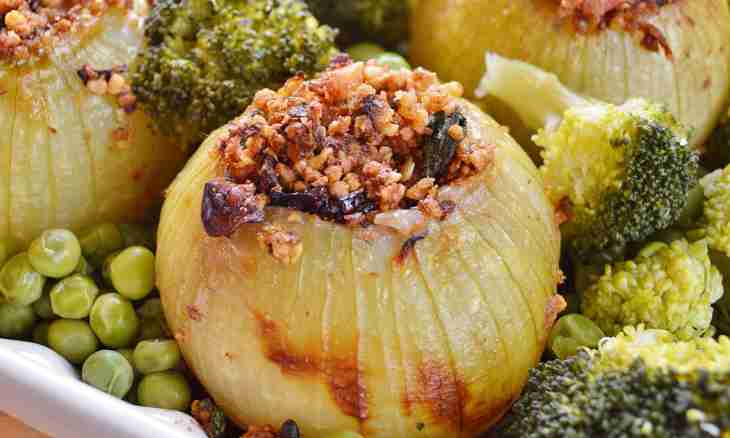 The simplest garnish - baked onions
